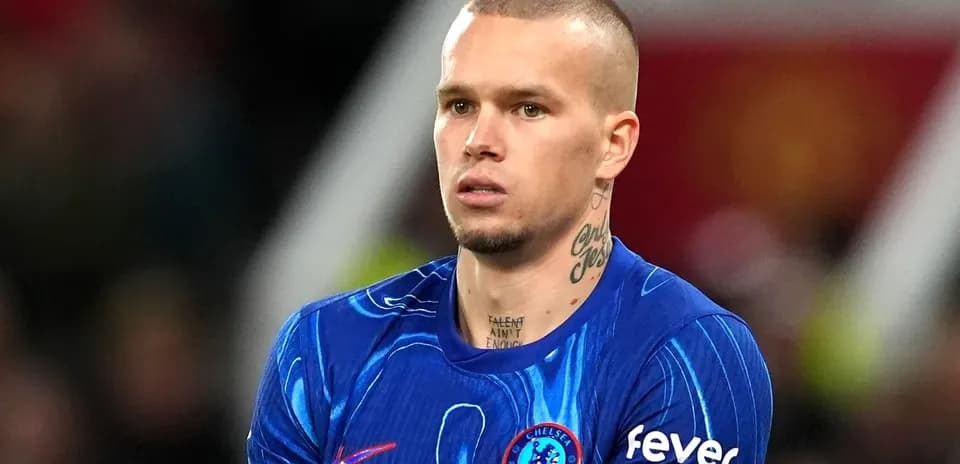 Futbolchi Chelsea formasi kiygan o'yinchi maydonda