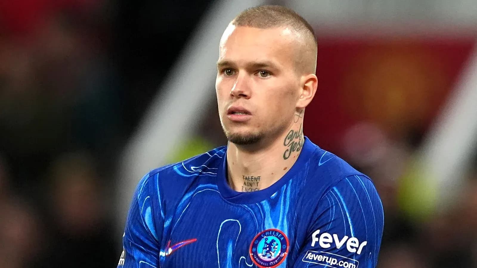 Futbolchi Chelsea formasi kiygan o'yinchi maydonda