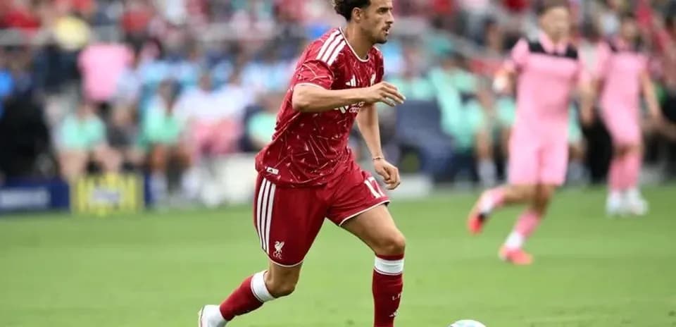 Futbolchi to'p bilan harakatda, Liverpool formasi kiygan