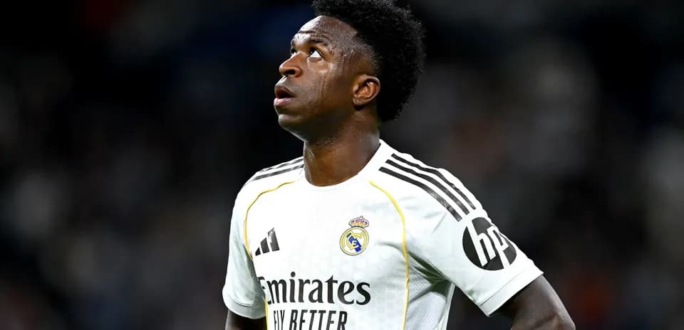 Futbolchi Vinicius Junior o'yin davomida yuqoriga qaramoqda