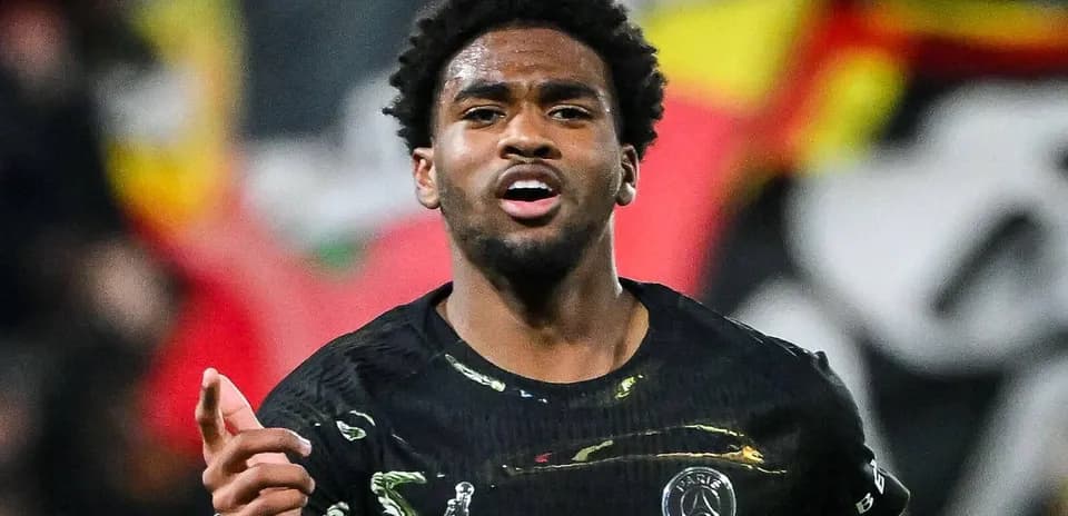 Futbolchi maydonda g'alaba qozonayotgan ko'rinadi