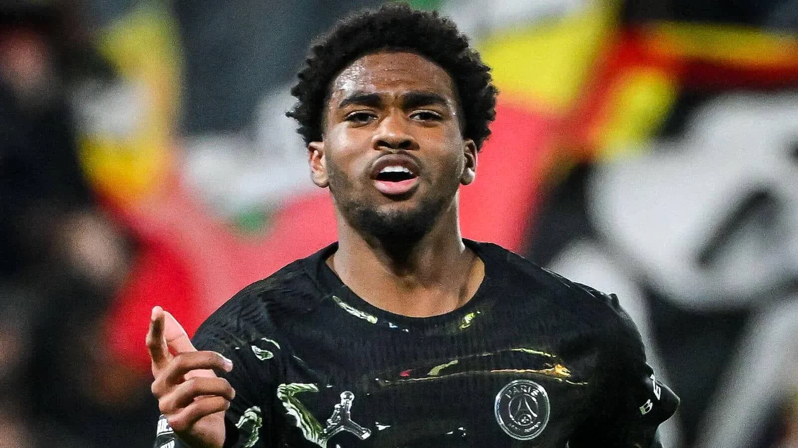 Futbolchi maydonda g'alaba qozonayotgan ko'rinadi