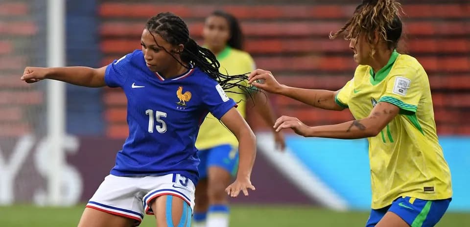 Fransiya va Braziliya futbolchilari to'p uchun kurashmoqda