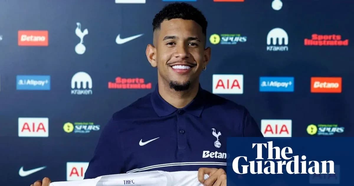 Futbolchi yangi formani ko'tarib turibdi