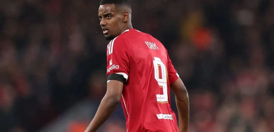 Futbolchi qizil forma kiyib, maydonda harakatda