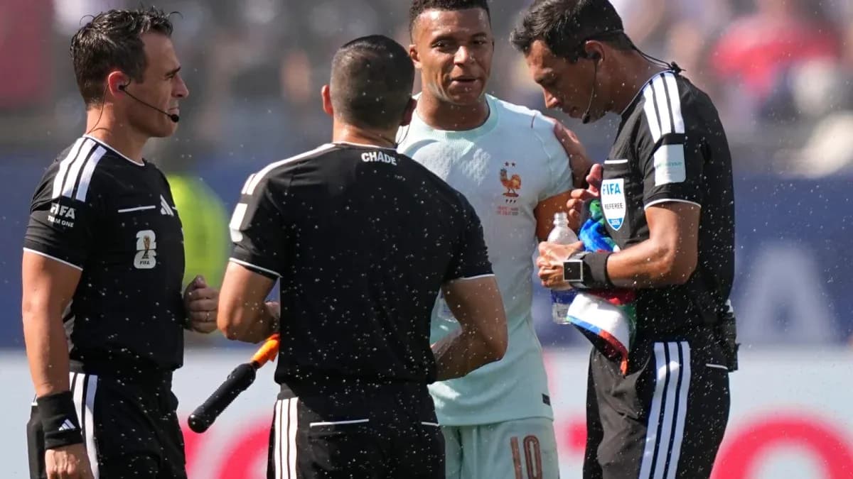 Futbolchilar va hakamlar o'rtasida muhokama Futbolchilar va hakamlar o'rtasida muhokama