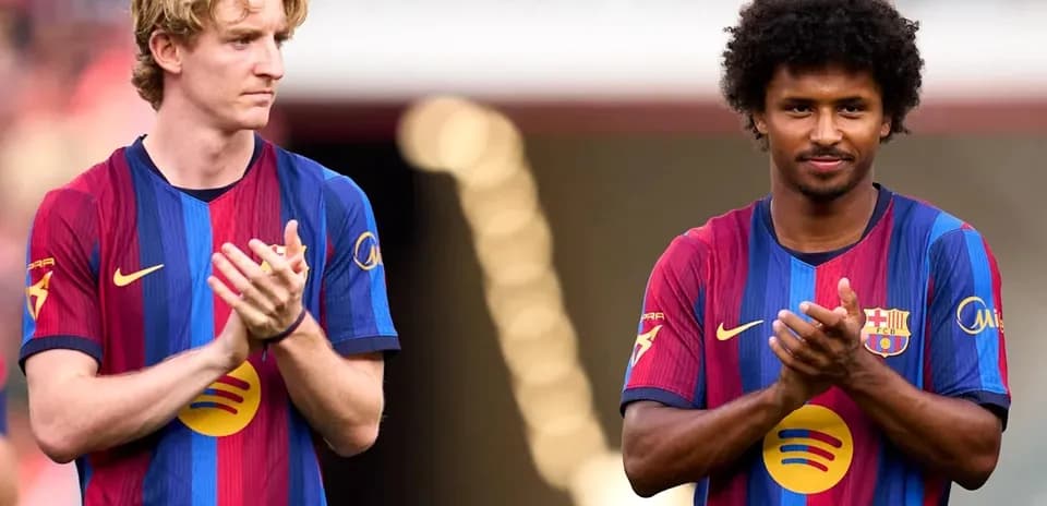 Ikkita futbolchi Barcelona formasida qarsak chalmoqda