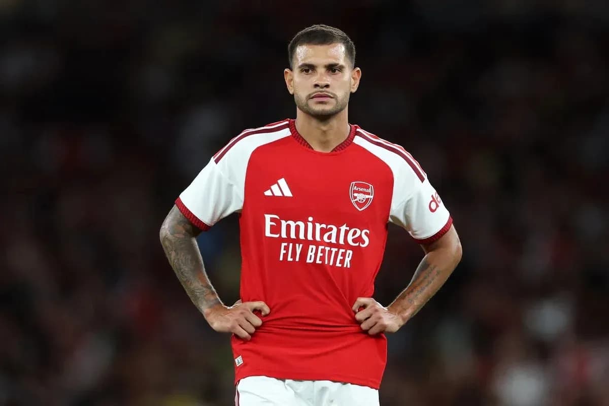 Futbolchi Arsenal formasida maydonda turibdi
