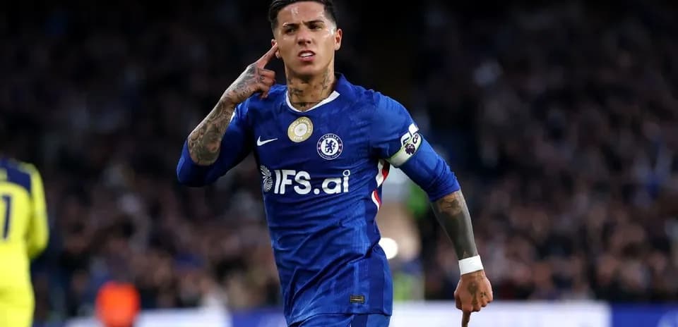 Futbolchi Chelsea formasida gol urayotgan
