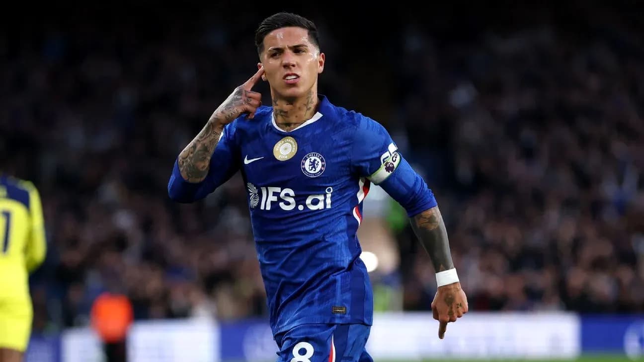 Futbolchi Chelsea formasida gol urayotgan Futbolchi Chelsea formasida gol urayotgan