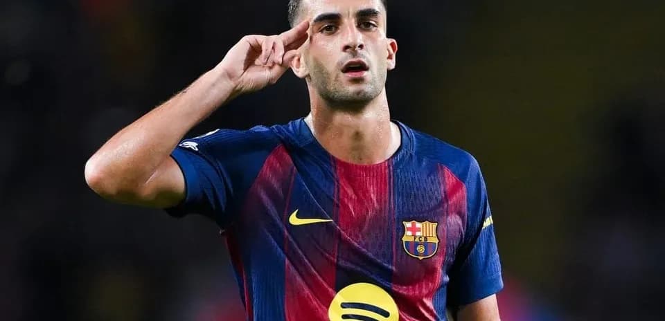 Futbolchi salom berish harakatini qilmoqda