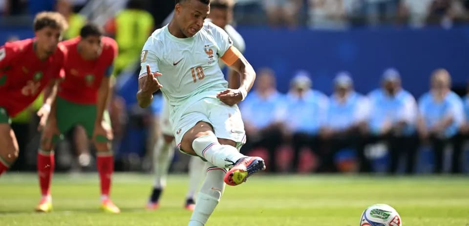 O'yinchi penalti zarbasini amalga oshirmoqda