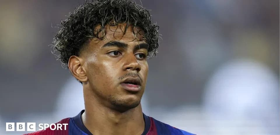 Futbolchi Barcelona formasi bilan maydonda