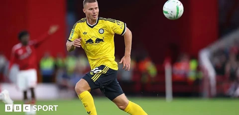 Futbolchi to'pni ushlashga intilmoqda