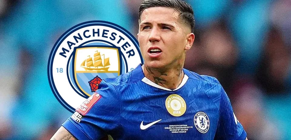 Futbolchi Chelsea formasida, Manchester City logotipi ortida