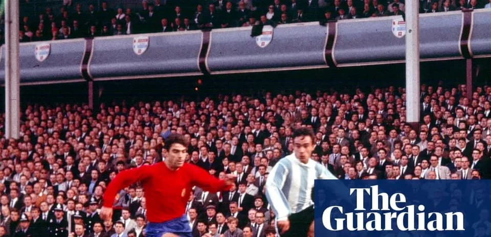 Ispaniya va Argentina o'yinchilari maydonda kurashmoqda