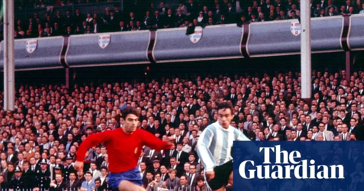 Ispaniya va Argentina o'yinchilari maydonda kurashmoqda