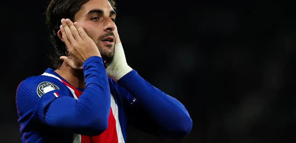 Futbolchi qattiq o'yin davomida qo'llarini bosmoqda