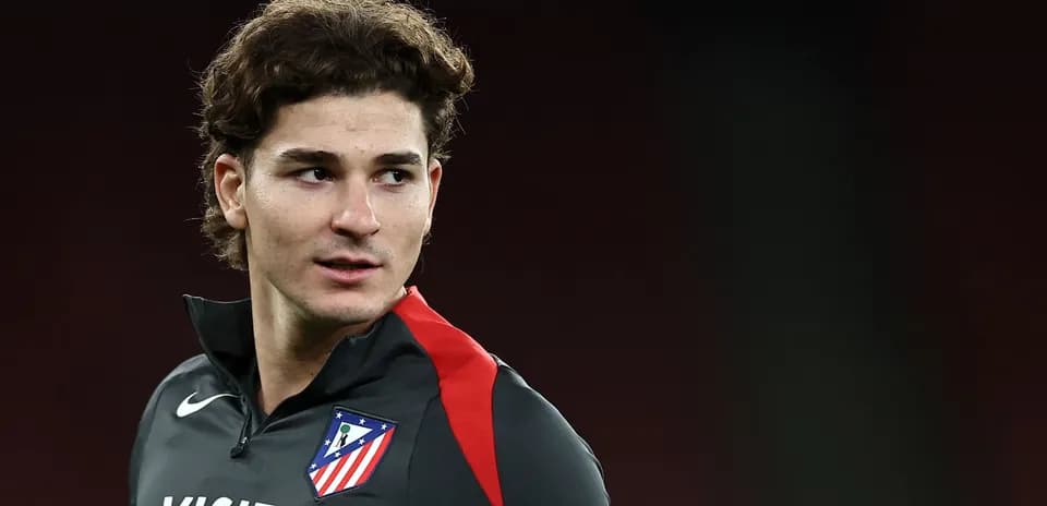 Futbolchi Atletiko Madrid formasida mashg'ulotda