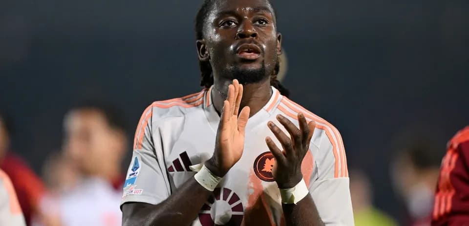Futbolchi maydonda qo'llarini qarsak chalmoqda