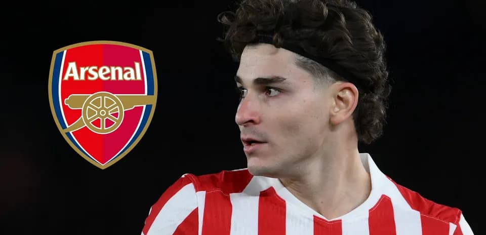 Futbolchi Arsenal logosi oldida sahnada