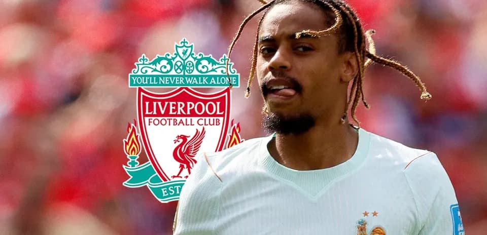 Futbolchi o'yinda, Liverpool logotipi ko'rinadi
