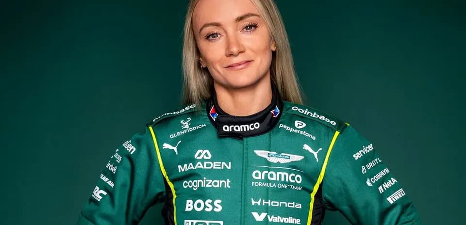 Ayollar Formula 1 jamoasi libosidagi haydovchi