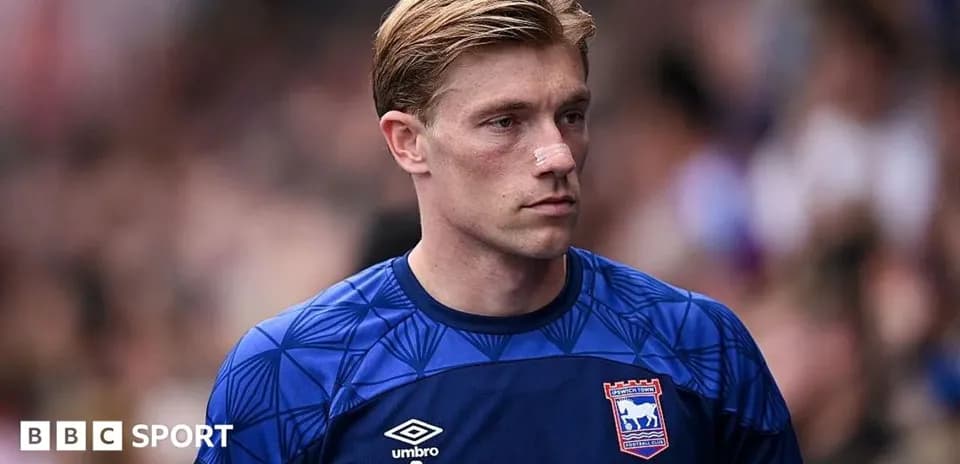 Futbolchi, Ipswich Town formasida, jarohatlangan ko'z bilan
