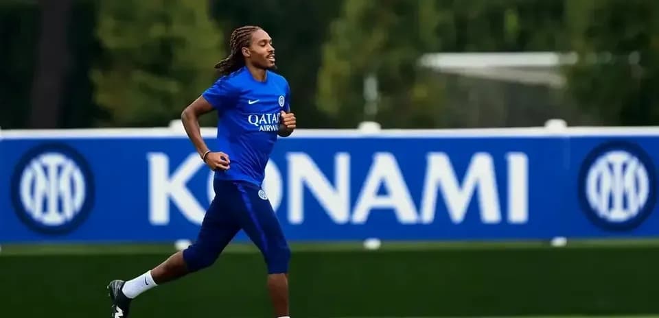 Futbolchi maydonda yugurayotgan jarayonda