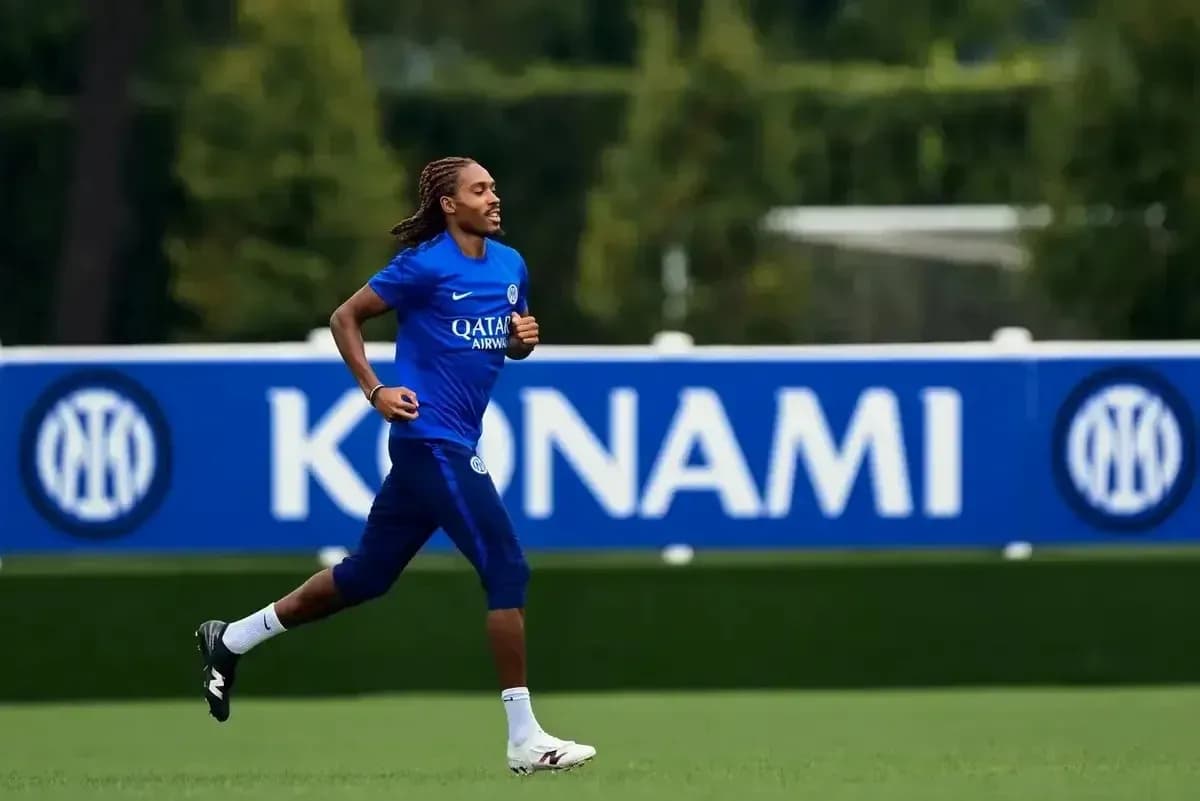 Futbolchi maydonda yugurayotgan jarayonda