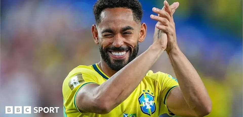 Futbolchi qo'llarini olib, tabriklayapti
