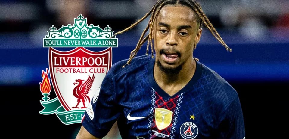 Futbolchi Liverpool logosi bilan PSG formasida