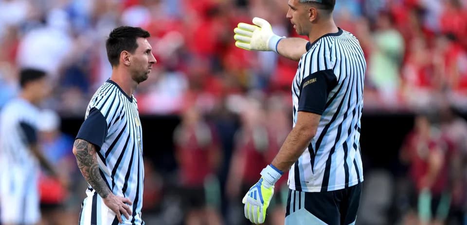 Lionel Messi and goalkeeper discussing on the field
