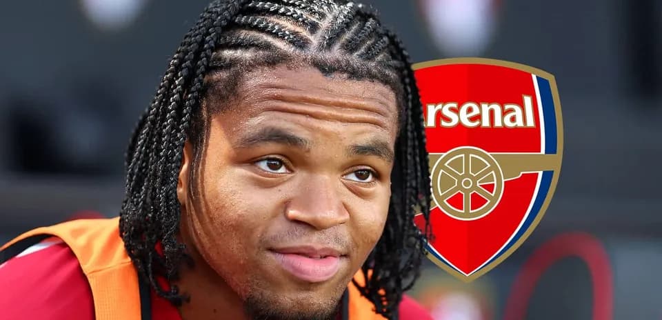 Futbolchi Arsenal logosi bilan suratga olingan