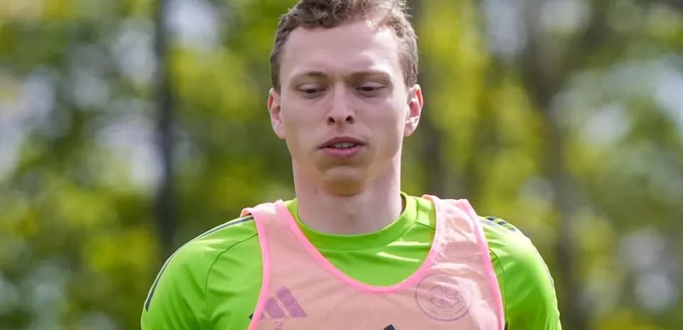 Goalkeeper training in green kit with pink vest