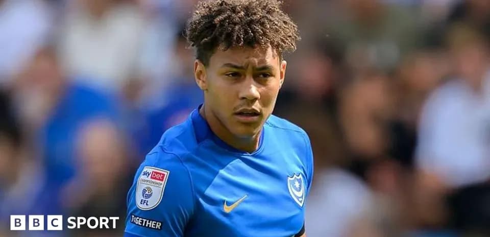 Futbolchi Portsmouth formasida maydonda turibdi