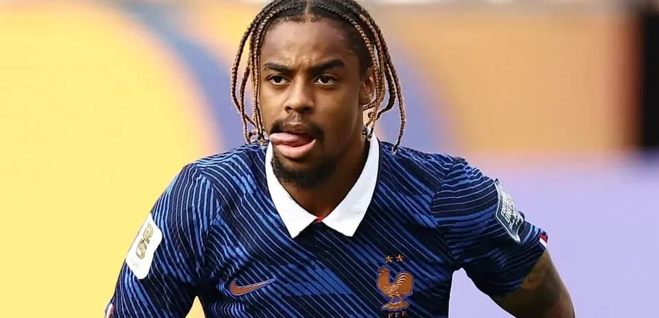 Futbolchi o'yin davomida harakatda