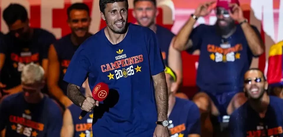 Sportchilar podiumda chempionlik to'g'risida so'zlayapti