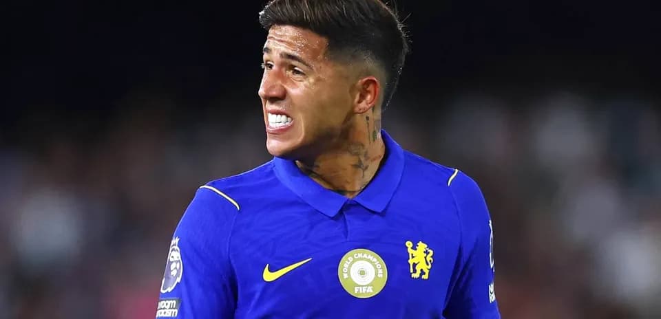 Futbolchi Chelsea formasida maydonda harakatda