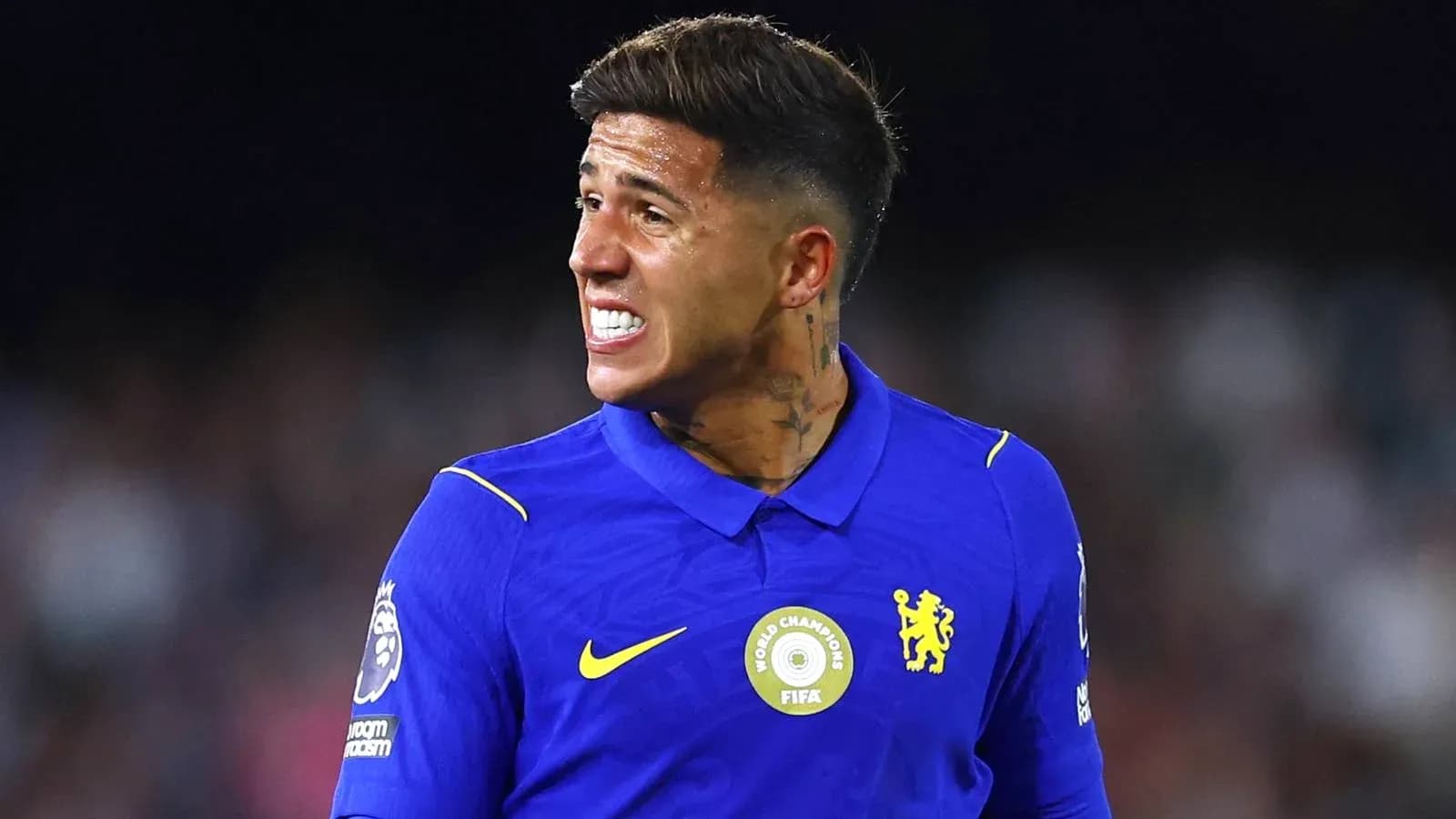 Futbolchi Chelsea formasida maydonda harakatda