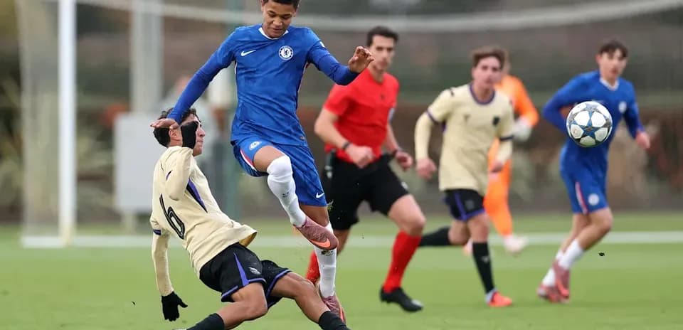 O'yin davomida to'pni olish uchun kurashayotgan futbolchilar