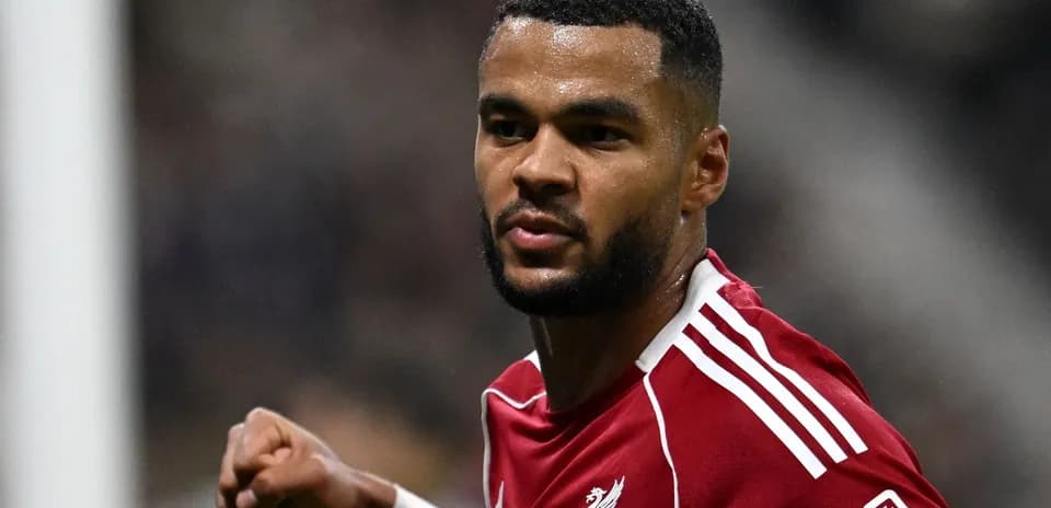 Futbolchi goli nishonlayapti, Liverpool formasi