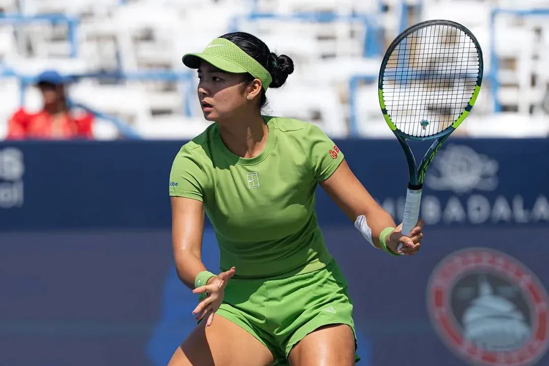 Tennis player preparing to hit a forehand stroke