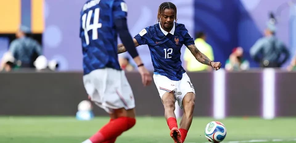 Fransiya futbolchisi to'pni zarba bermoqda