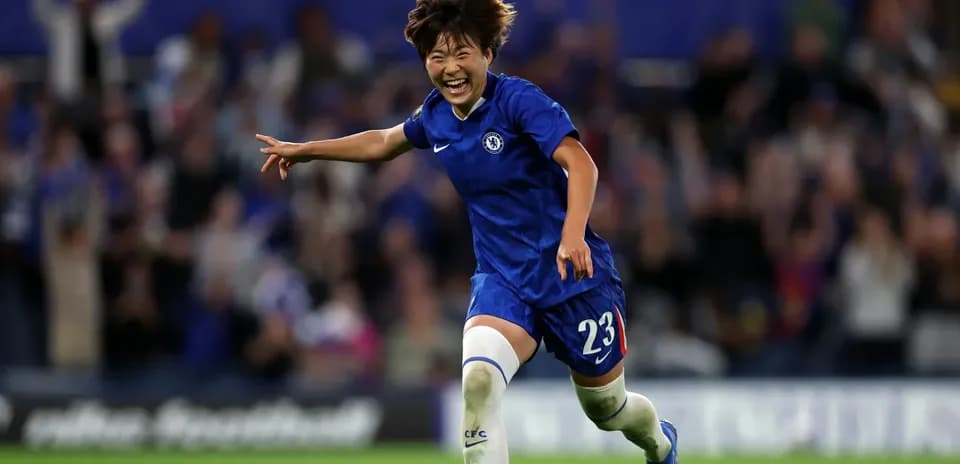 Futbolchi maydonda quvonch bilan yugurmoqda