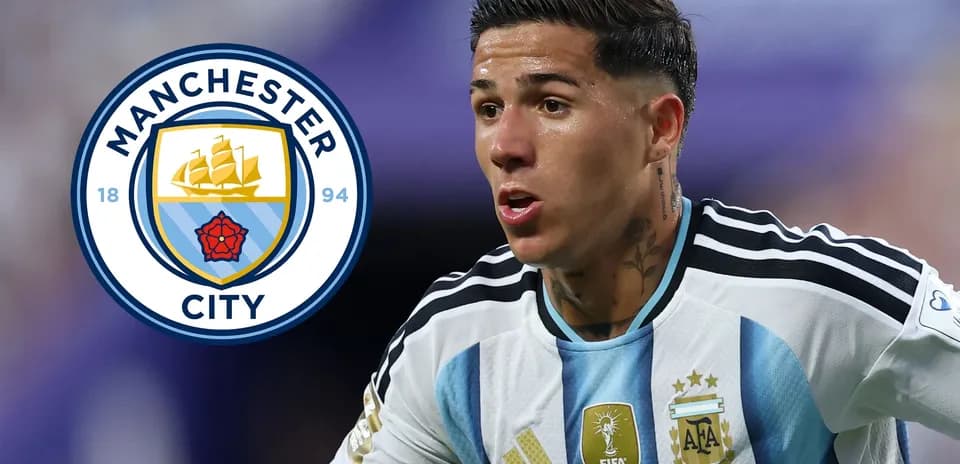 Futbolchi maydonda harakatda, Manchester City logosi fonida