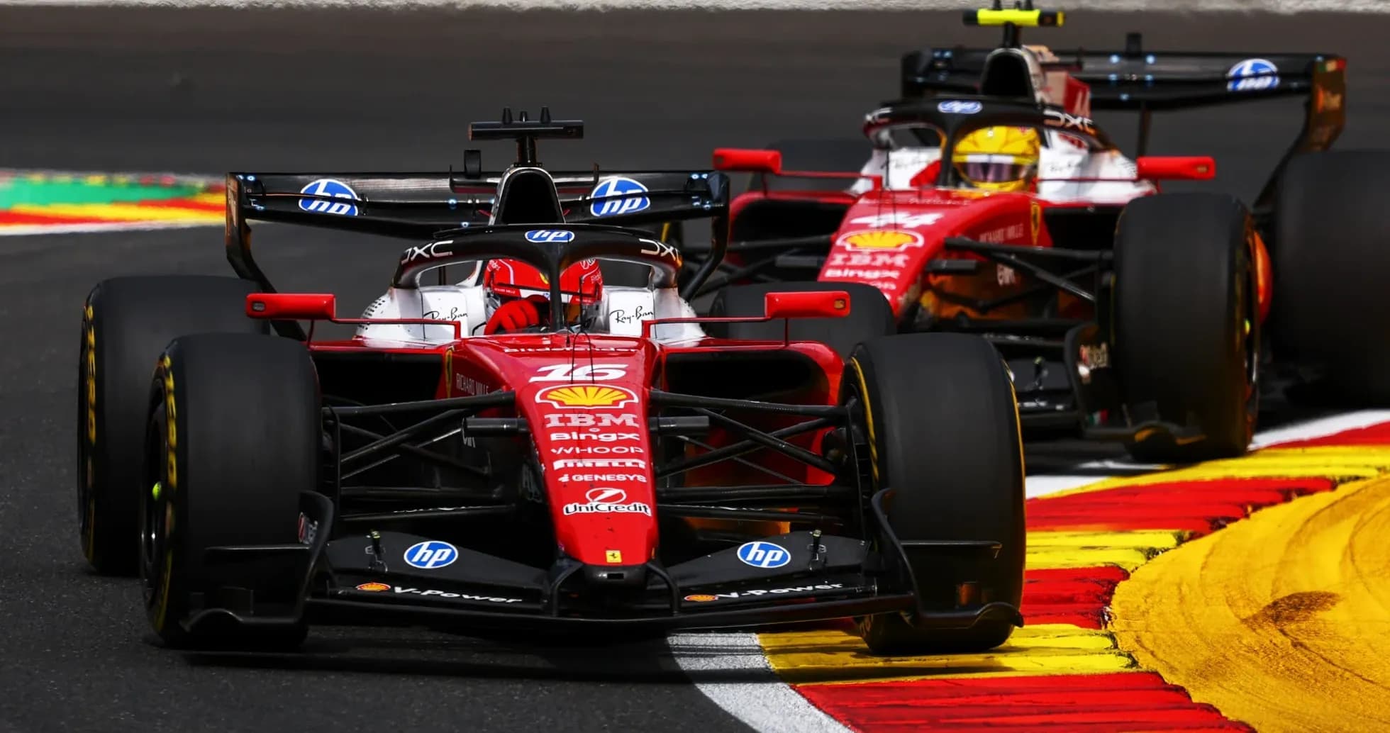 Ikki Ferrari avtomobili o'zaro raqobatlashmoqda