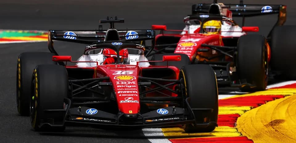 Ikki Ferrari avtomobili o'zaro raqobatlashmoqda