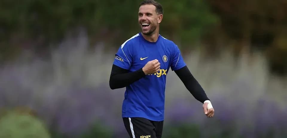Futbolchi mashg'ulotda kulib, quvonchli ko'rinmoqda
