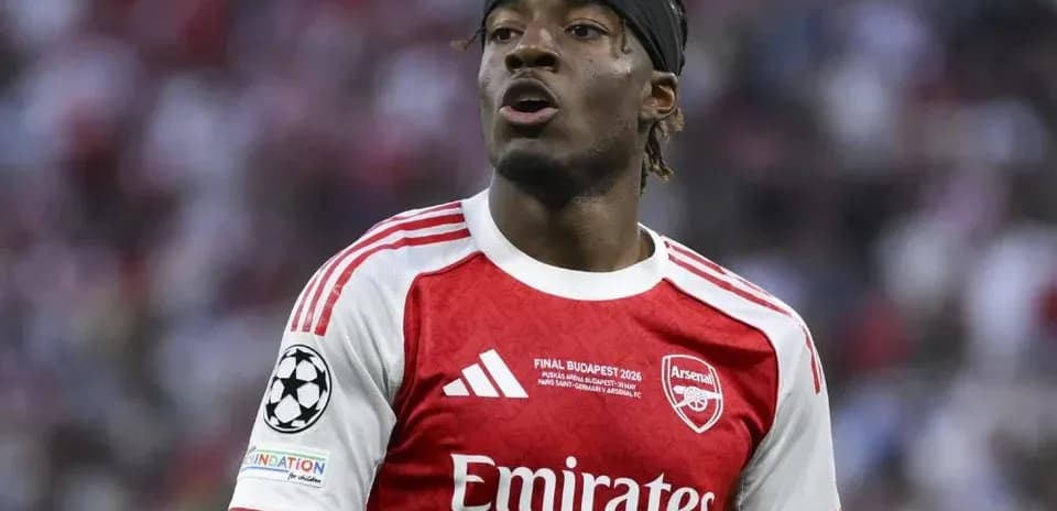 Futbolchi Arsenal formasida o'yinda ishtirok etmoqda